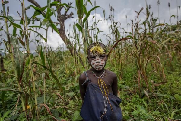 奥莫河谷部落人体艺术彩绘-他们通过自己的脸和身体变成一件艺术品---酷图编号10