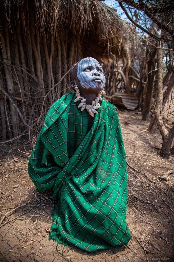 奥莫河谷部落人体艺术彩绘-他们通过自己的脸和身体变成一件艺术品---酷图编号8