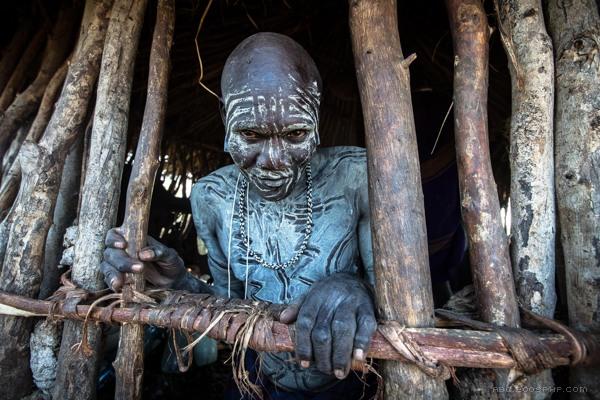 奥莫河谷部落人体艺术彩绘-他们通过自己的脸和身体变成一件艺术品---酷图编号4