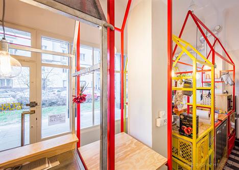 波兰华沙Zapiekanka红黄钢框架面包餐厅-彩色类似于番茄酱和奶酪,体现健康和现代的版本,建筑于上世纪90年代建设---酷图编号8