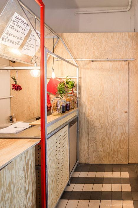 波兰华沙Zapiekanka红黄钢框架面包餐厅-彩色类似于番茄酱和奶酪,体现健康和现代的版本,建筑于上世纪90年代建设---酷图编号4