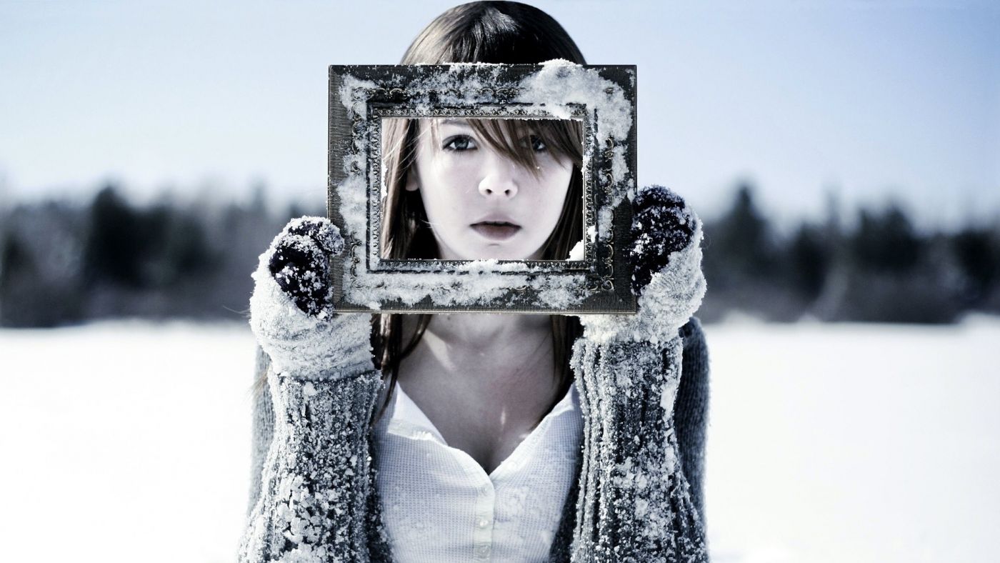 冬季画像 雪天手拿相框的美女 欧莱凯设计网 08php Com