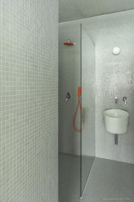 阿尔卑斯高山小屋“谷仓”-三层楼的房子,适合于现代家庭生活方式,采用混凝土为基础,而不是砖砌,并用平缓的屋顶,有助于防止大量积聚雪,外墙壁使用腐蚀性化学雕刻的花和鱼,整体看上去生动活泼---酷图编号1084967