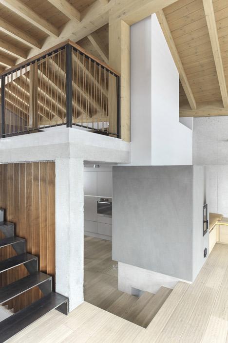 阿尔卑斯高山小屋“谷仓”-三层楼的房子,适合于现代家庭生活方式,采用混凝土为基础,而不是砖砌,并用平缓的屋顶,有助于防止大量积聚雪,外墙壁使用腐蚀性化学雕刻的花和鱼,整体看上去生动活泼---酷图编号1084969