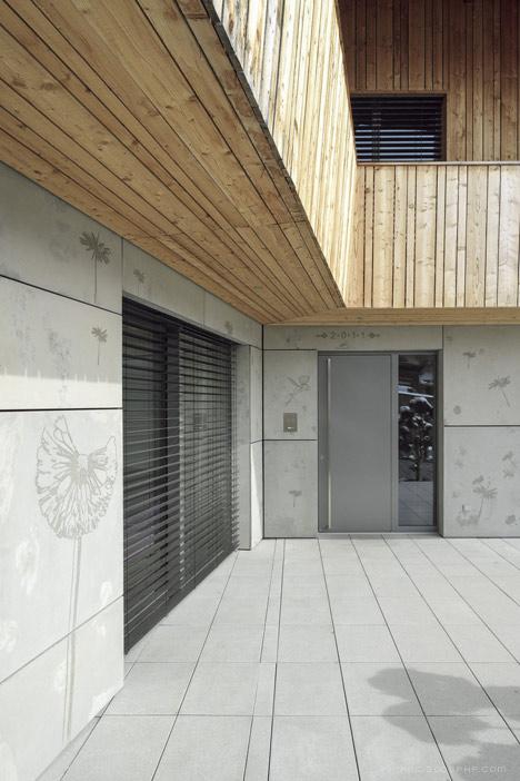 阿尔卑斯高山小屋“谷仓”-三层楼的房子,适合于现代家庭生活方式,采用混凝土为基础,而不是砖砌,并用平缓的屋顶,有助于防止大量积聚雪,外墙壁使用腐蚀性化学雕刻的花和鱼,整体看上去生动活泼---酷图编号1084971