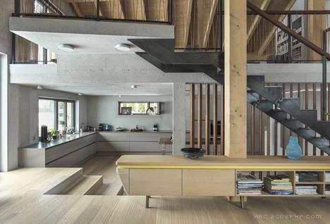 阿尔卑斯高山小屋“谷仓”-三层楼的房子,适合于现代家庭生活方式,采用混凝土为基础,而不是砖砌,并用平缓的屋顶,有助于防止大量积聚雪,外墙壁使用腐蚀性化学雕刻的花和鱼,整体看上去生动活泼---酷图编号1084973