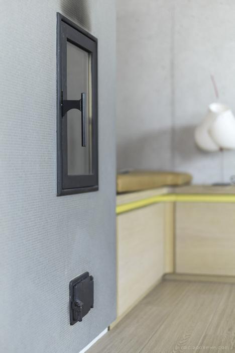 阿尔卑斯高山小屋“谷仓”-三层楼的房子,适合于现代家庭生活方式,采用混凝土为基础,而不是砖砌,并用平缓的屋顶,有助于防止大量积聚雪,外墙壁使用腐蚀性化学雕刻的花和鱼,整体看上去生动活泼---酷图编号1084974