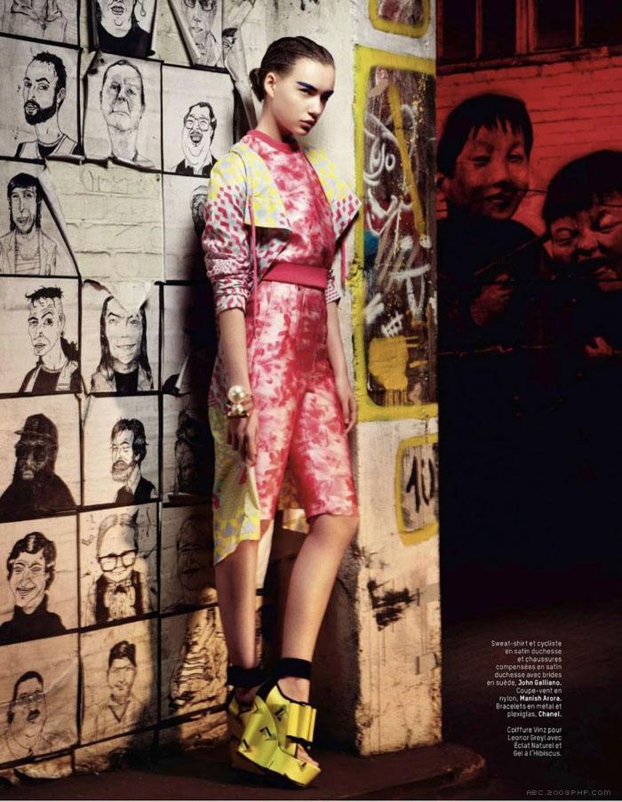 郝库兹涅佐娃-LOFFICIEL巴黎2014年2月-大胆的图案城市涂鸦外观时装秀---酷图编号4