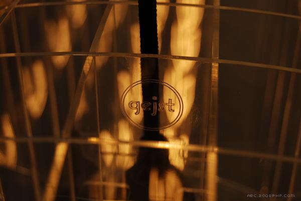 生物灯-直径51.5厘米高25.5厘米,灵感来自一个蘑菇-各层的几何结构产生一个平衡的对比,灯是由蛋白石丙烯酸手工制作成---酷图编号4