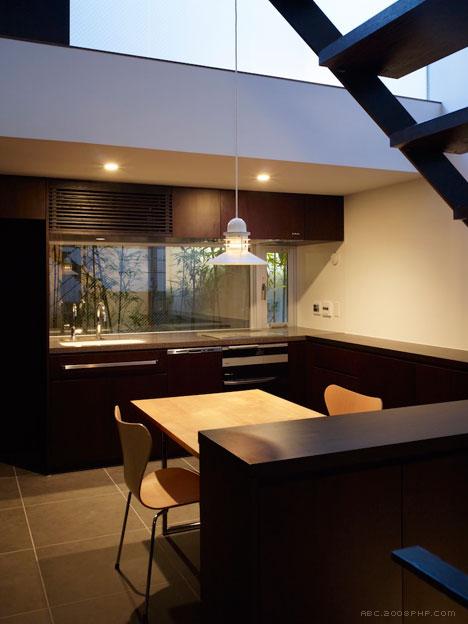 三层楼高没有窗户的卷角楼---酷图编号1086570