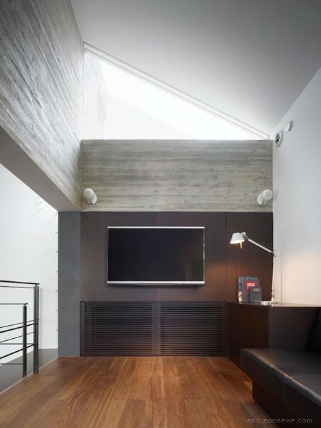 三层楼高没有窗户的卷角楼---酷图编号1086571