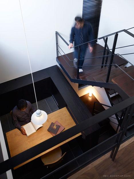 三层楼高没有窗户的卷角楼---酷图编号1086573