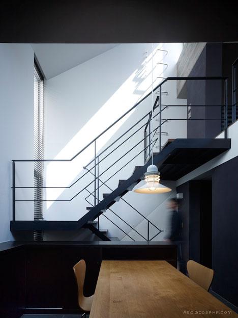 三层楼高没有窗户的卷角楼---酷图编号1086574