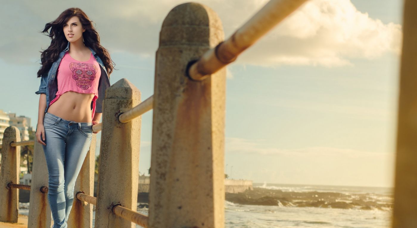 石桥上的美诱女孩图片