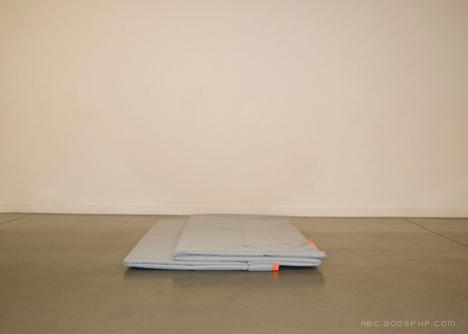 折纸沙发-灵感来自日本古代艺术折纸-展开后可以变成一个地板垫,也可以变成一个双人沙发---酷图编号4