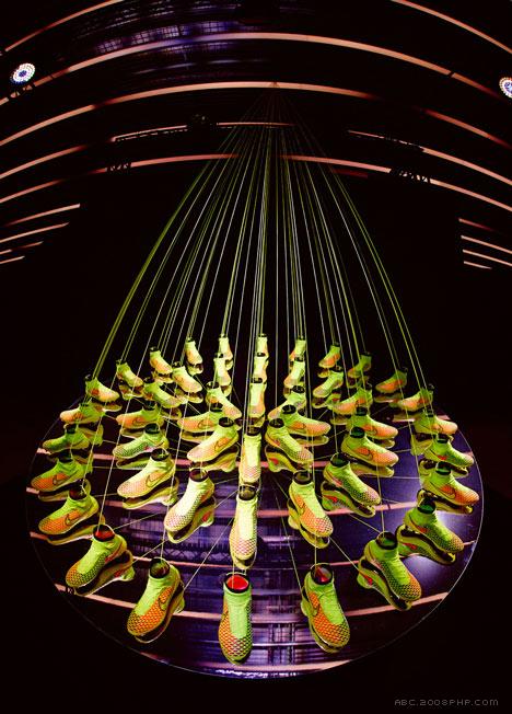 耐克Flyknit技术针织足球鞋-针织鞋面延伸到踝关节,像袜子以适应脚步,感觉就像玩家身体的延伸---酷图编号6