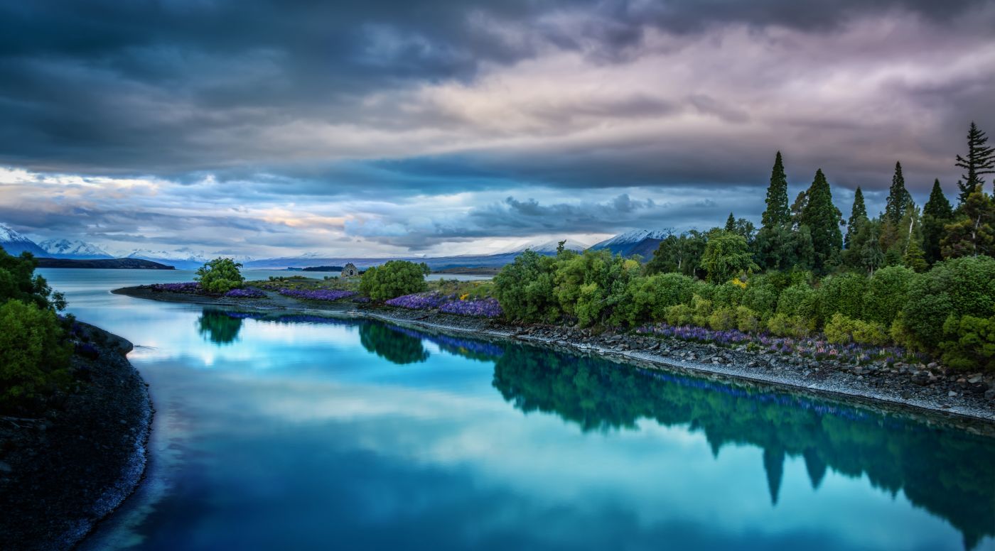 蓝湖倒影美景图片