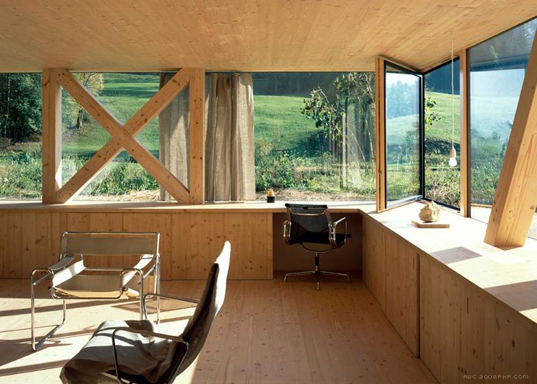 尖角木屋-木支架圆形窗口-位于瑞士北部麦田和树林灌木丛间,由当地建筑师Pascal Flammer设计,陡斜屋顶和飞檐,而且还集成了现代的元素,如全高玻璃和冲洗细节。---酷图编号22