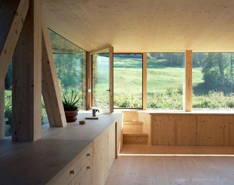 尖角木屋-木支架圆形窗口-位于瑞士北部麦田和树林灌木丛间,由当地建筑师Pascal Flammer设计,陡斜屋顶和飞檐,而且还集成了现代的元素,如全高玻璃和冲洗细节。---酷图编号20