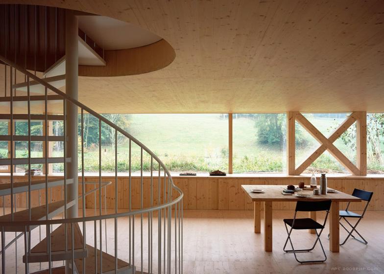 尖角木屋-木支架圆形窗口-位于瑞士北部麦田和树林灌木丛间,由当地建筑师Pascal Flammer设计,陡斜屋顶和飞檐,而且还集成了现代的元素,如全高玻璃和冲洗细节。---酷图编号13