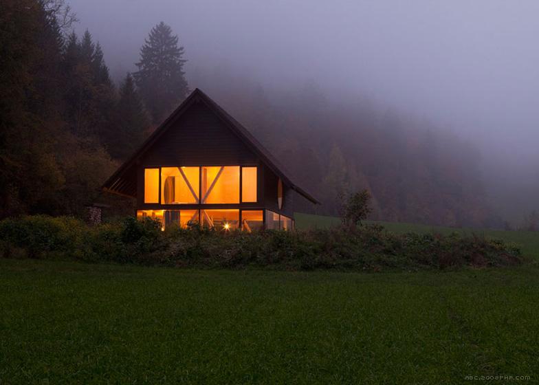 尖角木屋-木支架圆形窗口-位于瑞士北部麦田和树林灌木丛间,由当地建筑师Pascal Flammer设计,陡斜屋顶和飞檐,而且还集成了现代的元素,如全高玻璃和冲洗细节。---酷图编号3