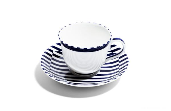 美丽大胆钴蓝色斑马条纹图案的中国瓷器餐具藏品-伦敦厨具设计师Richard Brendon作品-他是一个英国的骨瓷器专家,这是设计师近期展出的茶壶,茶杯,咖啡杯,牛奶罐,糖罐,杯子等作品---酷图编号1088246