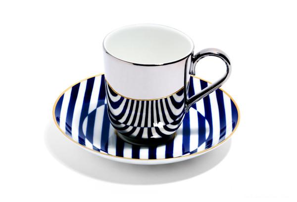 美丽大胆钴蓝色斑马条纹图案的中国瓷器餐具藏品-伦敦厨具设计师Richard Brendon作品-他是一个英国的骨瓷器专家,这是设计师近期展出的茶壶,茶杯,咖啡杯,牛奶罐,糖罐,杯子等作品---酷图编号1088247