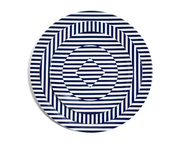 美丽大胆钴蓝色斑马条纹图案的中国瓷器餐具藏品-伦敦厨具设计师Richard Brendon作品-他是一个英国的骨瓷器专家,这是设计师近期展出的茶壶,茶杯,咖啡杯,牛奶罐,糖罐,杯子等作品---酷图编号1088249