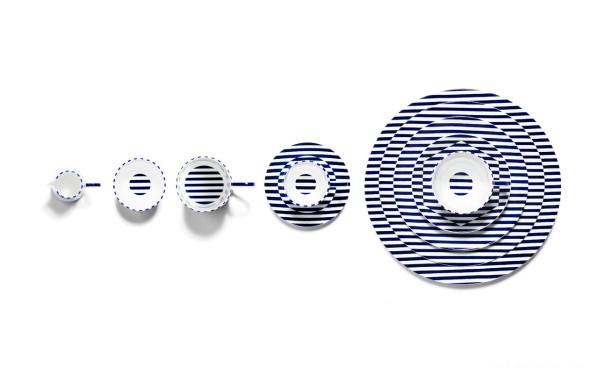 美丽大胆钴蓝色斑马条纹图案的中国瓷器餐具藏品-伦敦厨具设计师Richard Brendon作品-他是一个英国的骨瓷器专家,这是设计师近期展出的茶壶,茶杯,咖啡杯,牛奶罐,糖罐,杯子等作品---酷图编号1088252