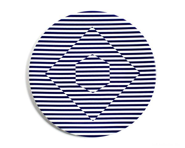 美丽大胆钴蓝色斑马条纹图案的中国瓷器餐具藏品-伦敦厨具设计师Richard Brendon作品-他是一个英国的骨瓷器专家,这是设计师近期展出的茶壶,茶杯,咖啡杯,牛奶罐,糖罐,杯子等作品---酷图编号1088255