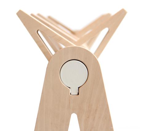 衣帽架-德国设计师Christine Herold(克里斯汀赫罗尔德)作品-衣帽架的设计看起来像鸟一样沿着电源线栖息---酷图编号1088282