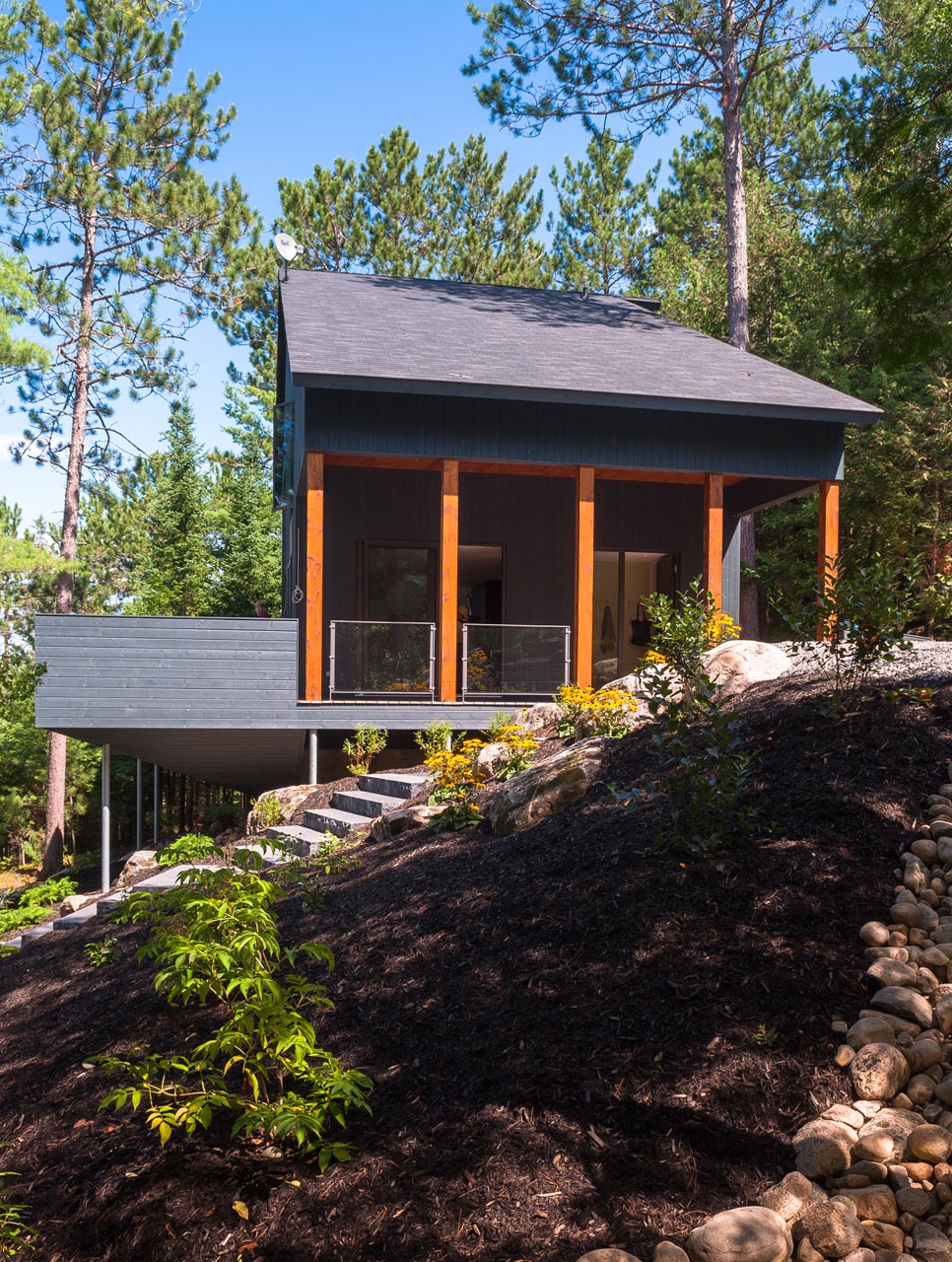 大自然度假屋-坐落在加拿大魁北克一个树林陡峭上,旁边有一个大湖,真是一个度假天堂图片