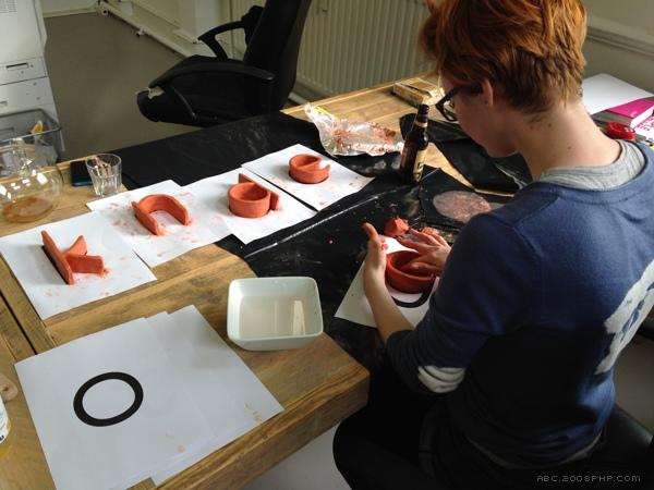 盆景字母设计-手工使用“原始橙”陶土和小植物制成---酷图编号1089388