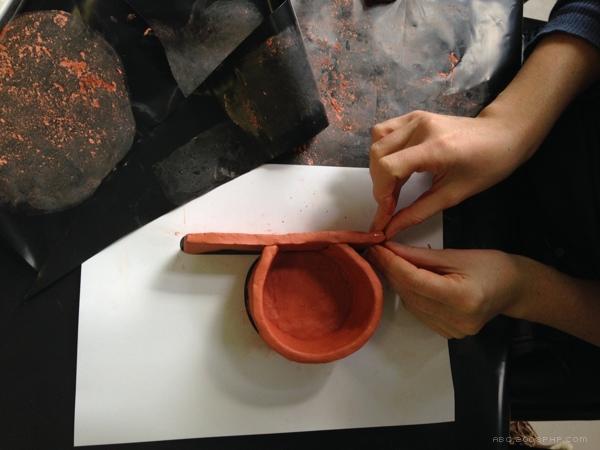 盆景字母设计-手工使用“原始橙”陶土和小植物制成---酷图编号1089389