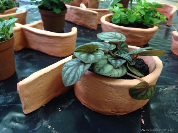 盆景字母设计-手工使用“原始橙”陶土和小植物制成---酷图编号1089393