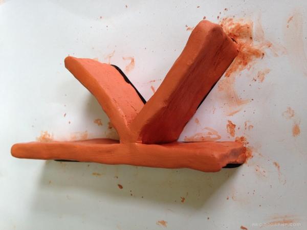 盆景字母设计-手工使用“原始橙”陶土和小植物制成---酷图编号1089395