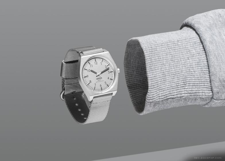 军事功能手表-瑞士游戏设计工作室Big-Game第一款腕表作品,现已有五种颜色在Dezeen手表商店出售。配备平面几何线条与大胆易于阅读的脸和对比数字标记,铝制外壳尼龙表带也吸引了来自令人惊讶和怀旧感,提供红色,绿色,蓝色,黑色和灰色,并提供带免费全球航运---酷图编号2