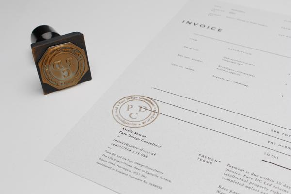 Pure Design Consultancy纯粹的设计顾问品牌设计-采用丝网铝箔印刷,精心挑选的雪花纸材,铜细节设计,以及纯黑色和白色,有助于建立和巩固纯洁的感觉,设计师采取了进一步影响力从元素的周期表使用,只是首字母缩写,这个配对用一个简单的圆圈,以保持清洁和当代审美---酷图编号15