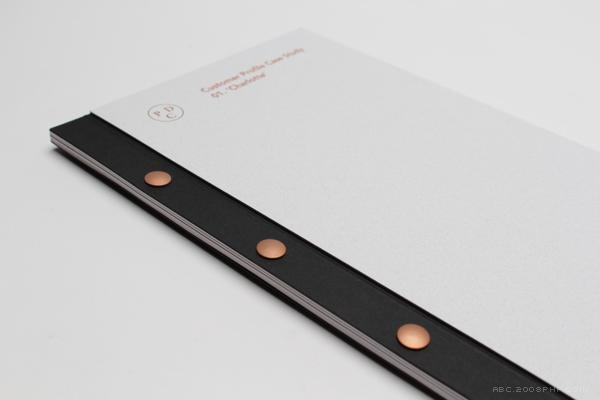 Pure Design Consultancy纯粹的设计顾问品牌设计-采用丝网铝箔印刷,精心挑选的雪花纸材,铜细节设计,以及纯黑色和白色,有助于建立和巩固纯洁的感觉,设计师采取了进一步影响力从元素的周期表使用,只是首字母缩写,这个配对用一个简单的圆圈,以保持清洁和当代审美---酷图编号9