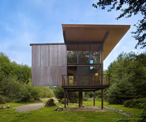 华盛顿国家公园周末度假舱-西雅图建筑师Tom Kundig作品-墙壁安装保护钢,地板高跷以防止水浸,整个房屋面积大约30平方米,外部采用四个钢柱为支撑,类似三角庇护所,里面有紧凑的厨房,双高客厅和用餐区和一个小洗手间---酷图编号3