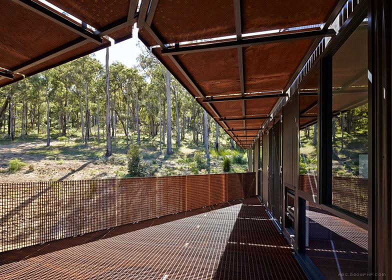 澳大利亚丛林曲折度假屋-看上去是从地面上升起的建筑,以尽量减少其对原生景观和野生动物的影响---酷图编号1090380