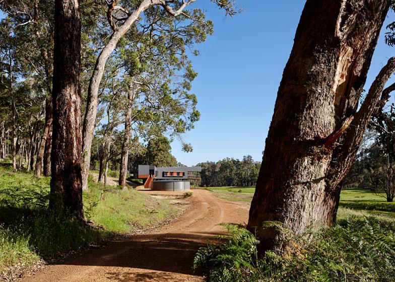 澳大利亚丛林曲折度假屋-看上去是从地面上升起的建筑,以尽量减少其对原生景观和野生动物的影响---酷图编号1090381