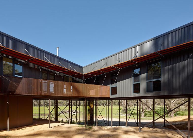 澳大利亚丛林曲折度假屋-看上去是从地面上升起的建筑,以尽量减少其对原生景观和野生动物的影响---酷图编号1090382