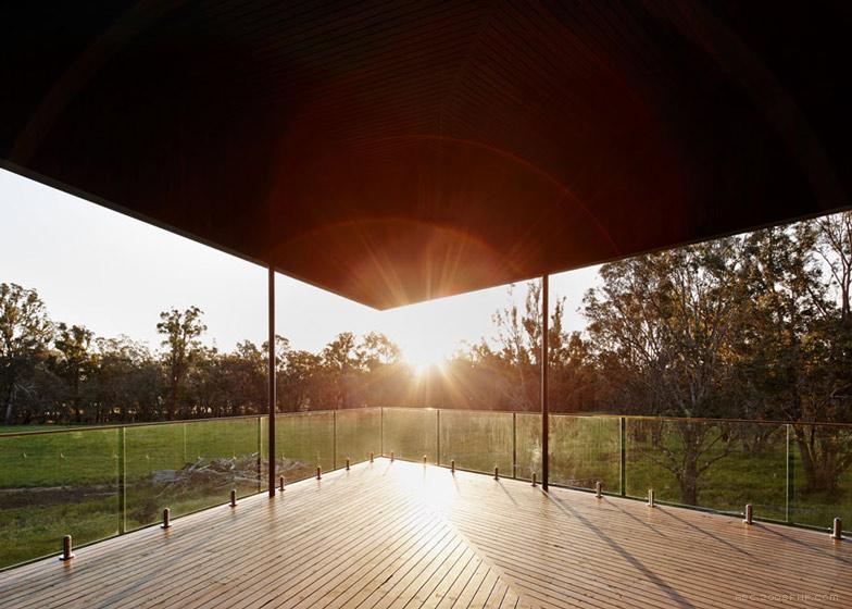 澳大利亚丛林曲折度假屋-看上去是从地面上升起的建筑,以尽量减少其对原生景观和野生动物的影响---酷图编号1090383