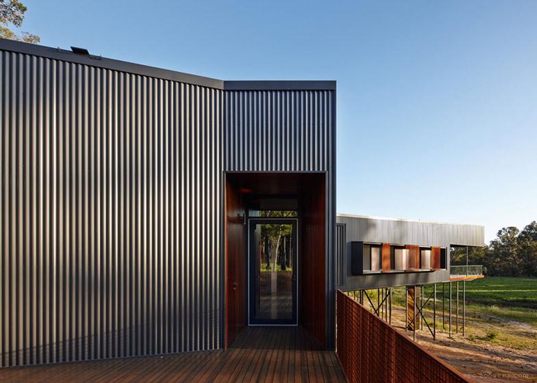 澳大利亚丛林曲折度假屋-看上去是从地面上升起的建筑,以尽量减少其对原生景观和野生动物的影响---酷图编号1090385