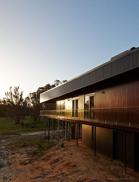 澳大利亚丛林曲折度假屋-看上去是从地面上升起的建筑,以尽量减少其对原生景观和野生动物的影响---酷图编号1090386