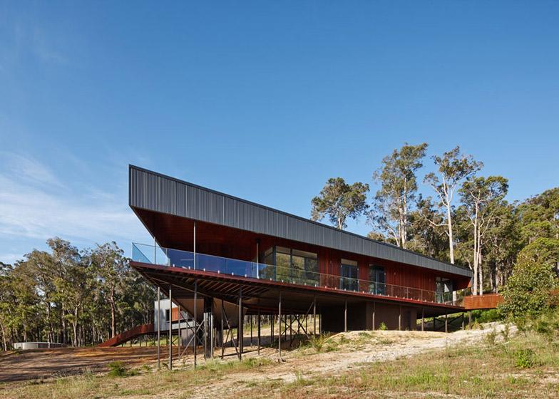 澳大利亚丛林曲折度假屋-看上去是从地面上升起的建筑,以尽量减少其对原生景观和野生动物的影响---酷图编号1090388