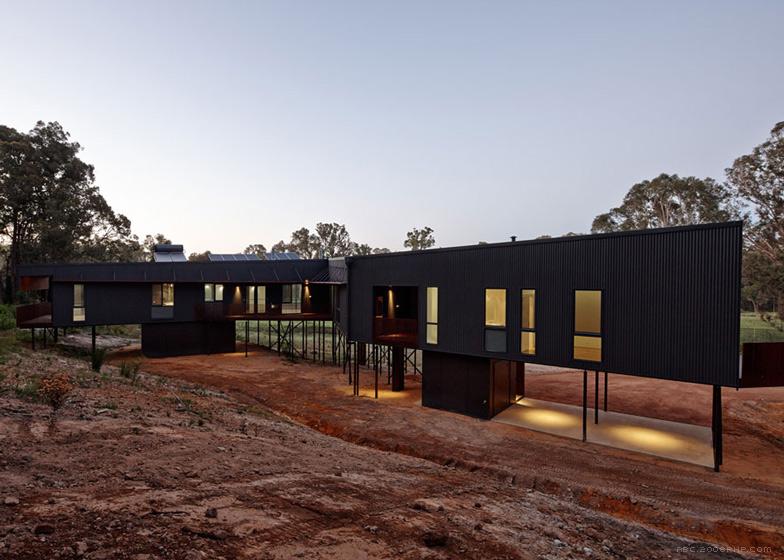 澳大利亚丛林曲折度假屋-看上去是从地面上升起的建筑,以尽量减少其对原生景观和野生动物的影响---酷图编号1090390