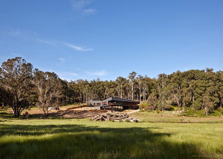 澳大利亚丛林曲折度假屋-看上去是从地面上升起的建筑,以尽量减少其对原生景观和野生动物的影响---酷图编号1090391