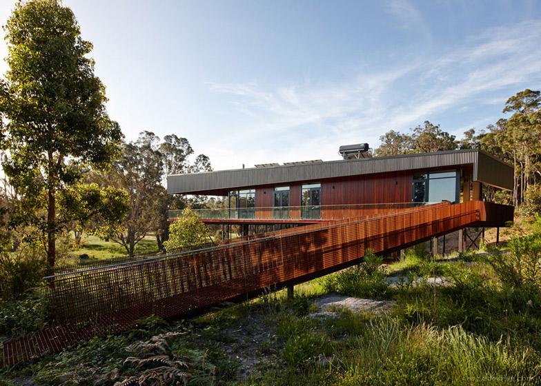 澳大利亚丛林曲折度假屋-看上去是从地面上升起的建筑,以尽量减少其对原生景观和野生动物的影响---酷图编号1090392